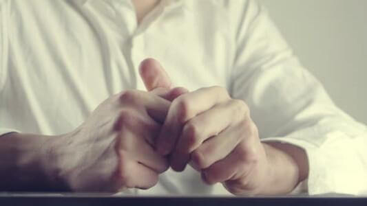 famlende hænder er angstens kropssprog