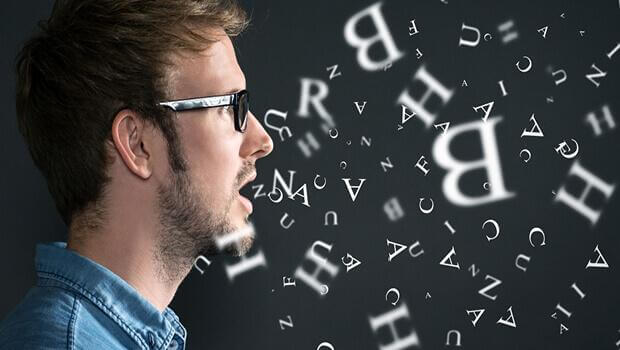 mand sender bogstaver ud i rummet