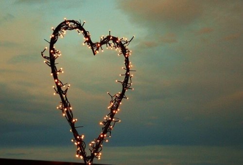 Hjerte af lyskæder foran nattehimmel