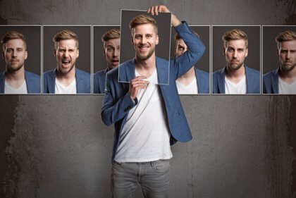Mand med billeder af forskellige ansigtsudtryk illustrerer Allports trækteori