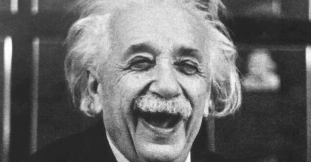 Albert Einstein i et stort grin illustrerer sammenhængen mellem humoristisk sans og intelligens