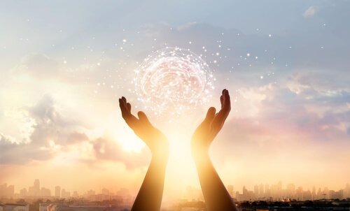 Hænder med en belyst hjerne, der repræsenterer, at din hjerne kan helbrede dig