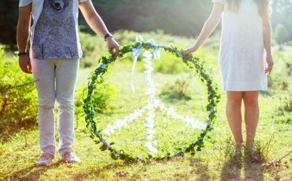 børn med en blomsterkrans