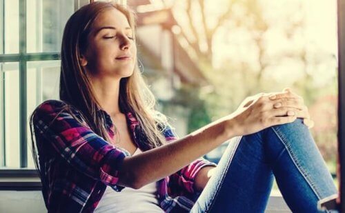 kvinde i dybe tanker arbejder på at styre kaos