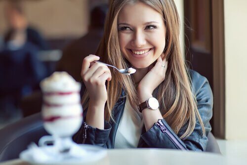 Smilende kvinde spiser