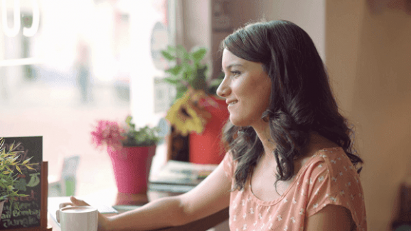 Kvinde alene på cafe nyder en af de sunde vaner for fuldtidsmødre