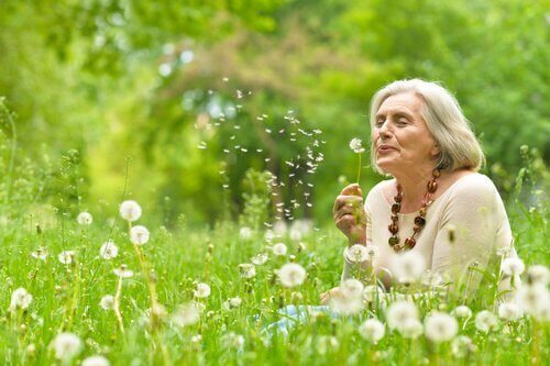 ældre kvinde på eng er et symbol på ældre menneskers visdom