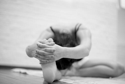 En kvinde dyrker Bikram Yoga