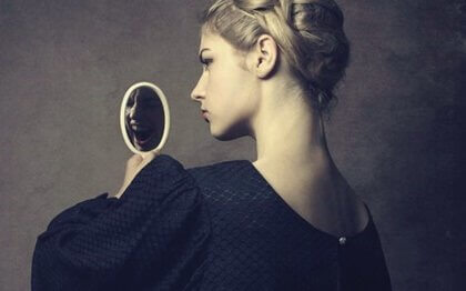 En narcissistisk kvinde kigger på sig selv i et spejl