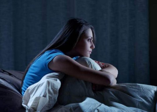 Kvinde ønsker at overvinde søvnløshed med kognitiv adfærdsterapi