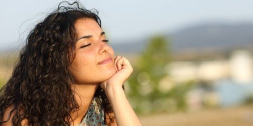 Kvinde nyder sol i ansigt