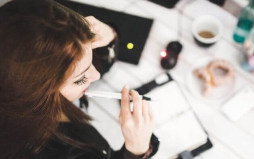 Kvinde tænker på arbejde