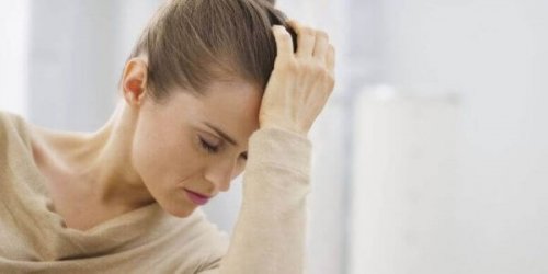 Træt kvinde er påvirket af en tidsændring