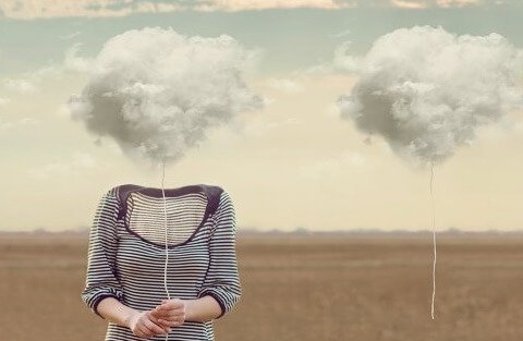 Kvinde med hoved erstattet af en sky