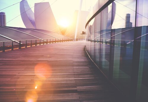 En bygning med sollys i baggrunden