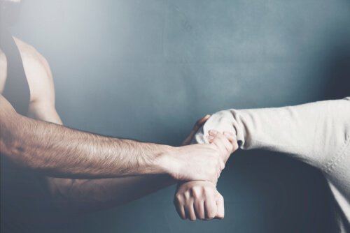 Mand viser voldelig adfærd mod en kvinde