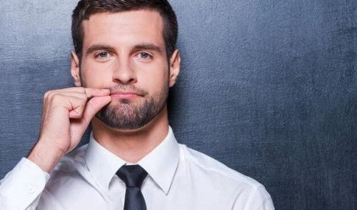 Mand lukker mund for at kommunikere bedre