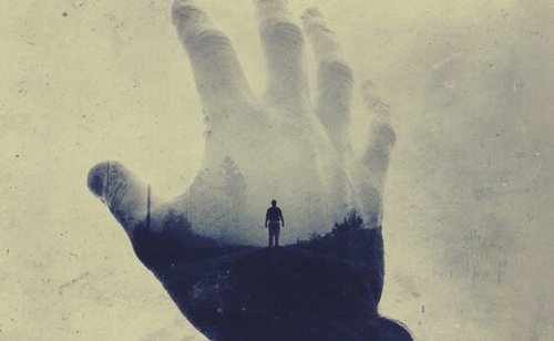 Illusion af en mand på en hånd