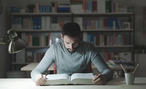 En studerende bruger selvreguleret indlæring til at studere