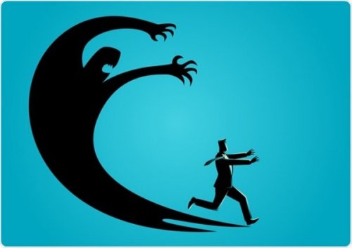 En mand løber væk fra monster, der symboliserer angstsymptomer
