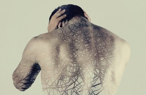 Mand med sorte tråde i krop