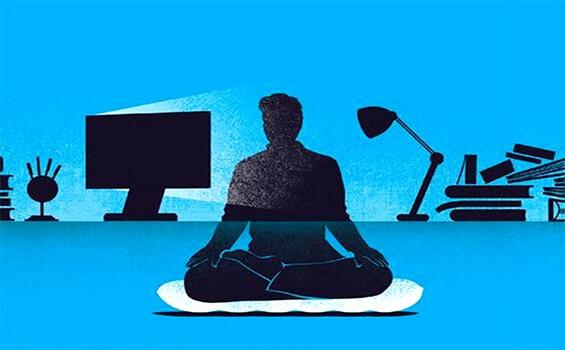 En mand, der praktiserer mindfulness