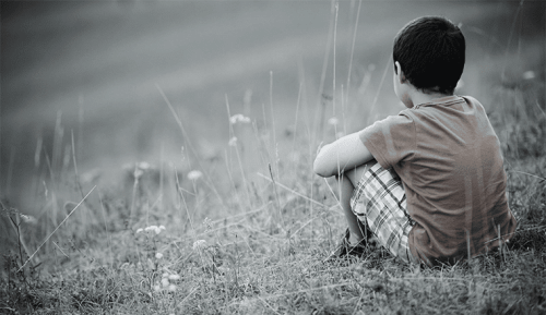 Dreng alene på eng
