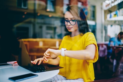 kvinde ved sin computer