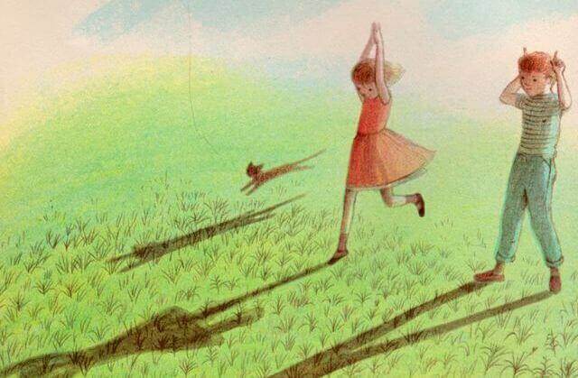 Børn, der leger med kat på græsmark