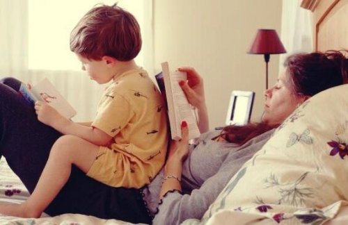 Mor med barn læser bøger