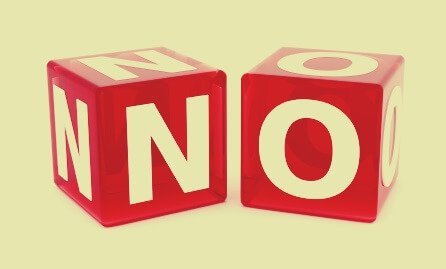 To terninger viser bogstaverne "n" og "o"