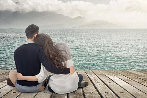 Par kigger ud mod havet