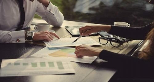 Personer oplever stress under en forhandling