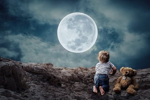 dreng ser op mod månen