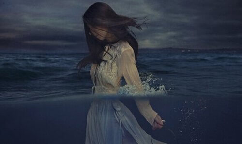 kvinde halvvejs ude i vandet