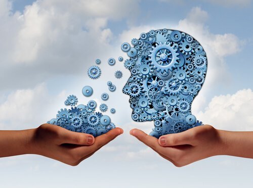 Et mekaniseret hoved falder fra hinanden og holdes af to hænder