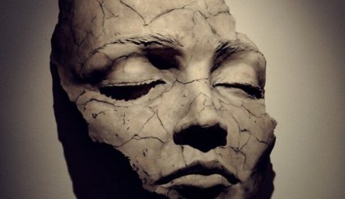 Krakeleret maske symboliserer følelsesmæssig skrøbelighed