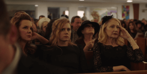 til en begravelse i serien, Sharp Objects