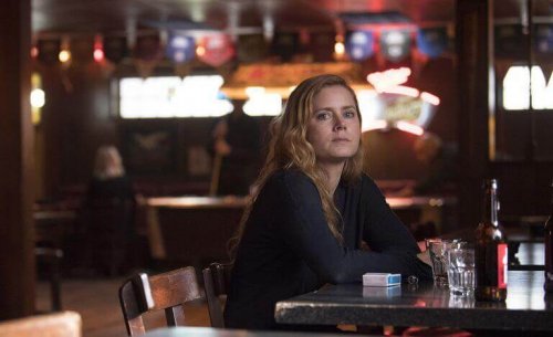 Camille fra serien, Sharp Objects, er eksempel på selvdestruktive tendenser