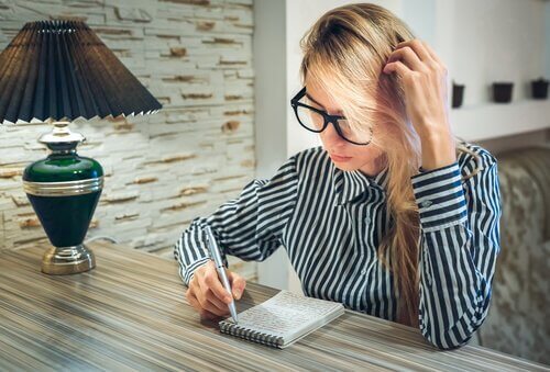 Kvinde bruger det at skrive som terapeutisk redskab
