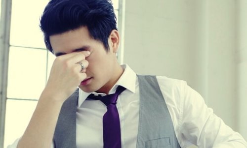 Angst mand med hånden over ansigtet