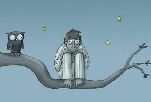 Mand på gren med ugle lider af stressrelateret søvnløshed
