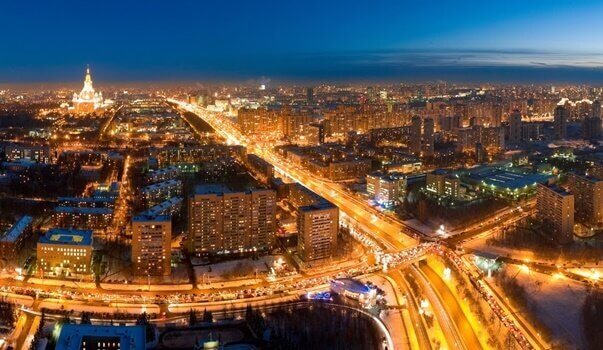 En storby badet i lys