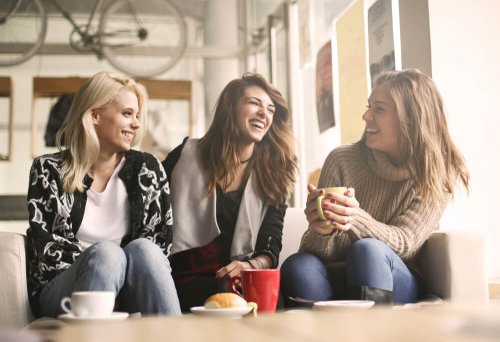 veninder på cafe opretter sande menneskelige relationer