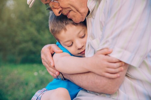 En bedstefar krammer sit barnebarn
