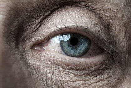 En ældre kvindes øje symboliserer de ældre menneskers visdom