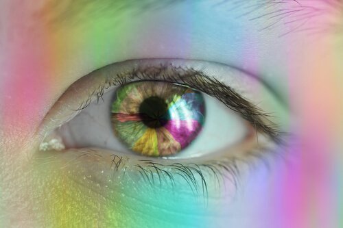 Forskellige farvede lys skinner på et øje