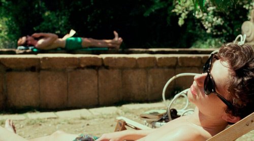 To mænd solbader i filmen Call Me by Your Name