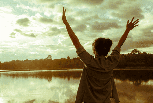 Person med hænder over hoved giver slip på bekymringer