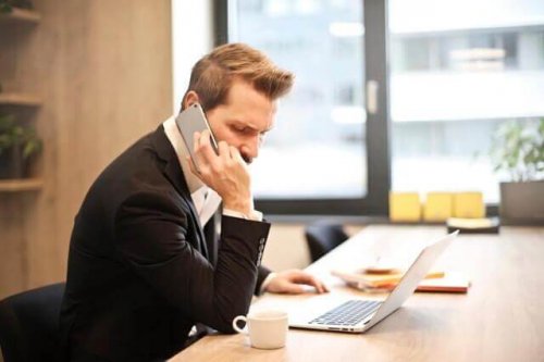 Mand snakker i telefon om psykiske årsager til fravær på arbejdet